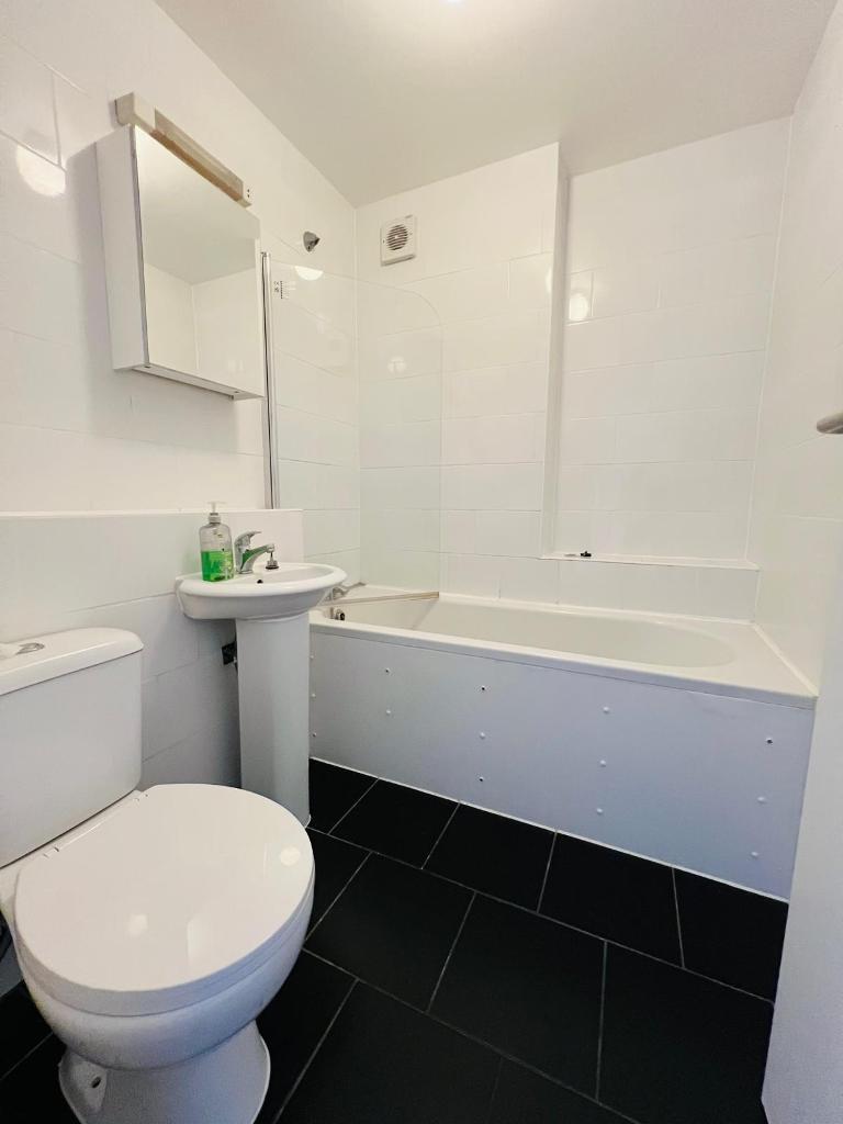 4 Bedroom Semi-Detached to Rent in Mile End, Stratford, Bethel green, E3 2TR