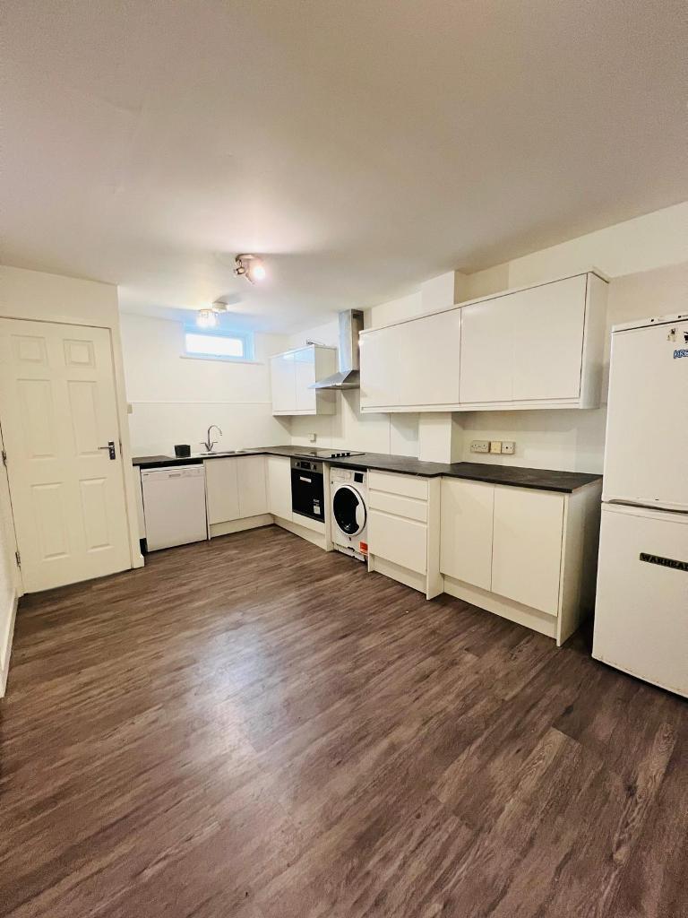 4 Bedroom Semi-Detached to Rent in Mile End, Stratford, Bethel green, E3 2TR