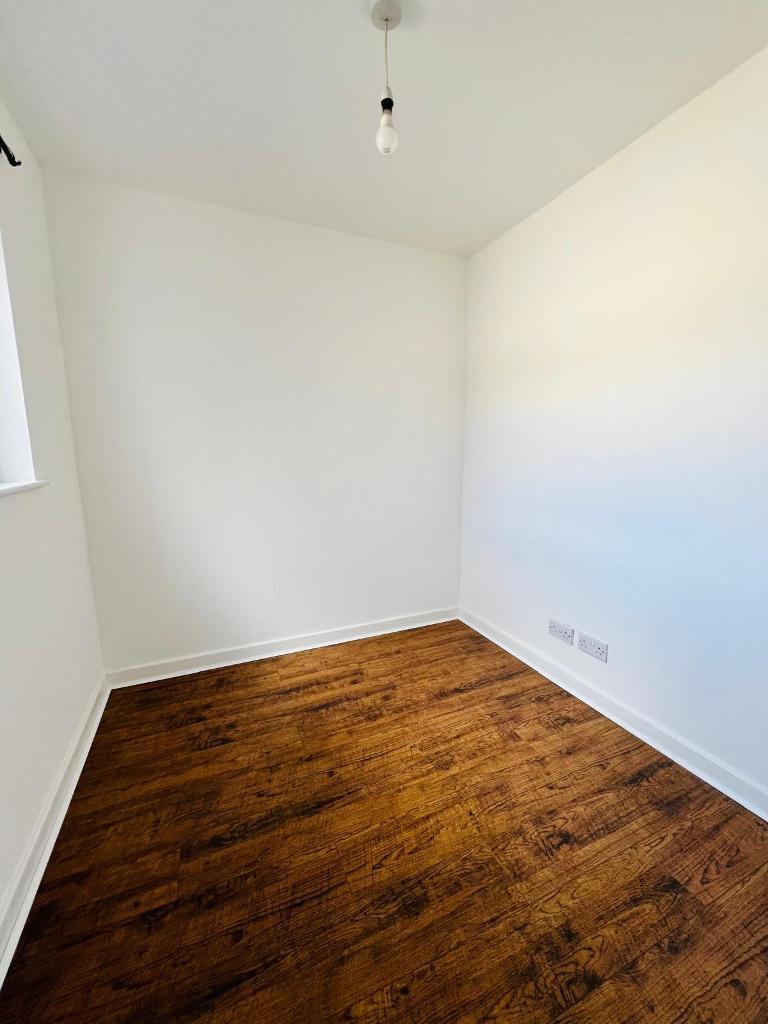 4 Bedroom Semi-Detached to Rent in Mile End, Stratford, Bethel green, E3 2TR