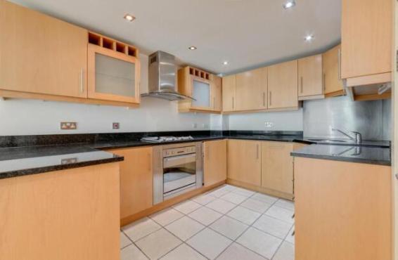 2 Bedroom Flat to Rent in Canary Wharf, E14 9ND