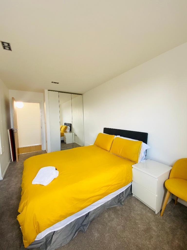 3 Bedroom Apartment to Rent in Canary Wharf, E14 9LU