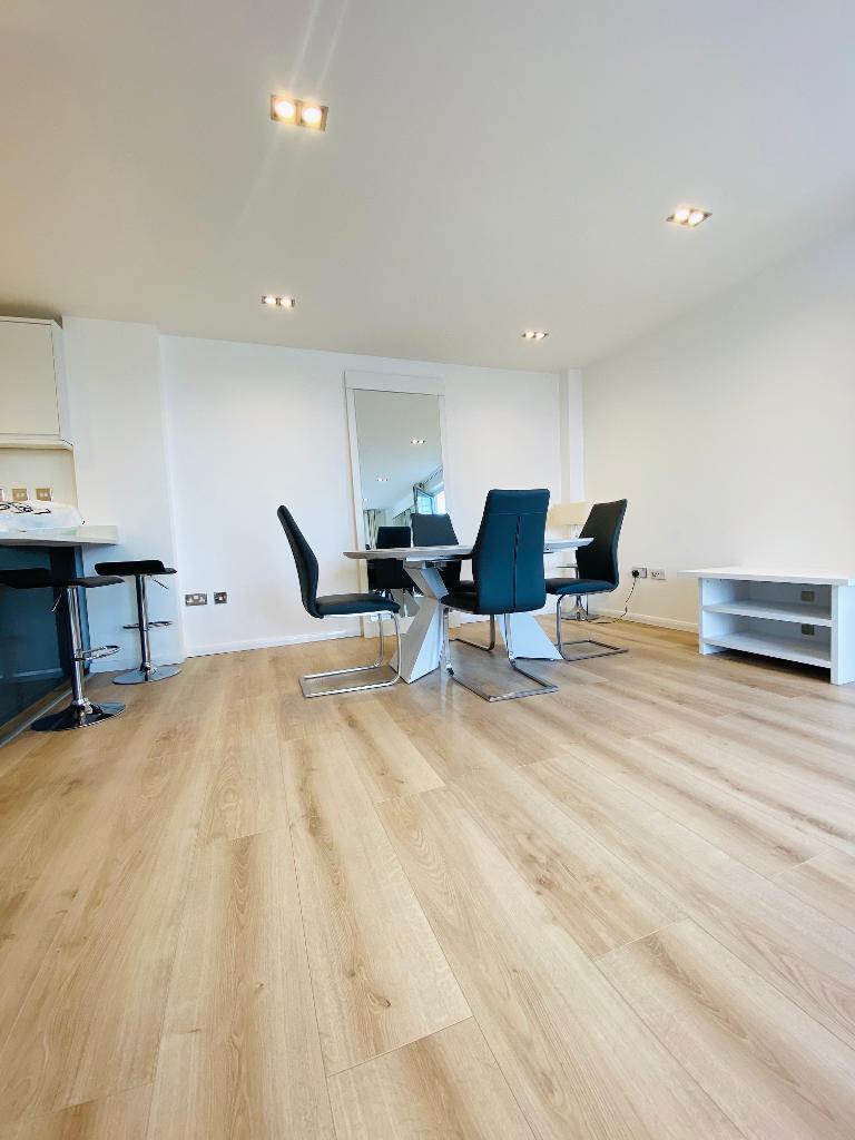 3 Bedroom Apartment to Rent in Canary Wharf, E14 9LU