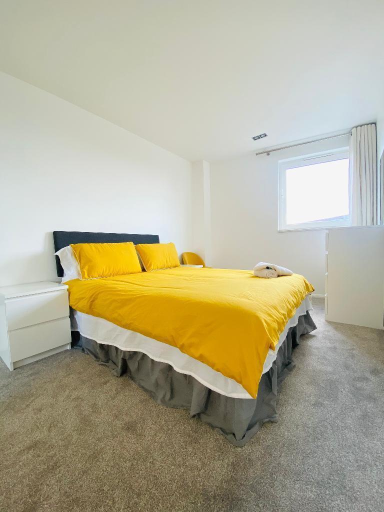 3 Bedroom Apartment to Rent in Canary Wharf, E14 9LU