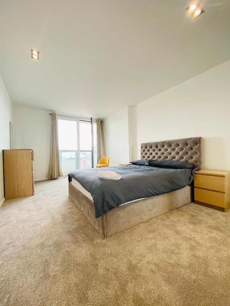 3 Bedroom Apartment to Rent in Canary Wharf, E14 9LU