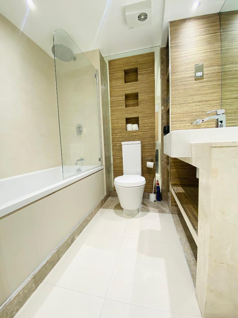 3 Bedroom Apartment to Rent in Canary Wharf, E14 9LU