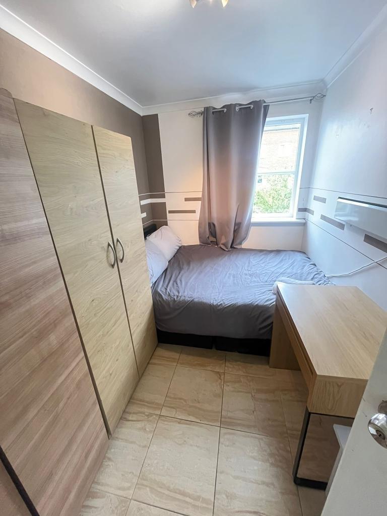 3 Bedroom Flat to Rent in Bow, E15 2PZ