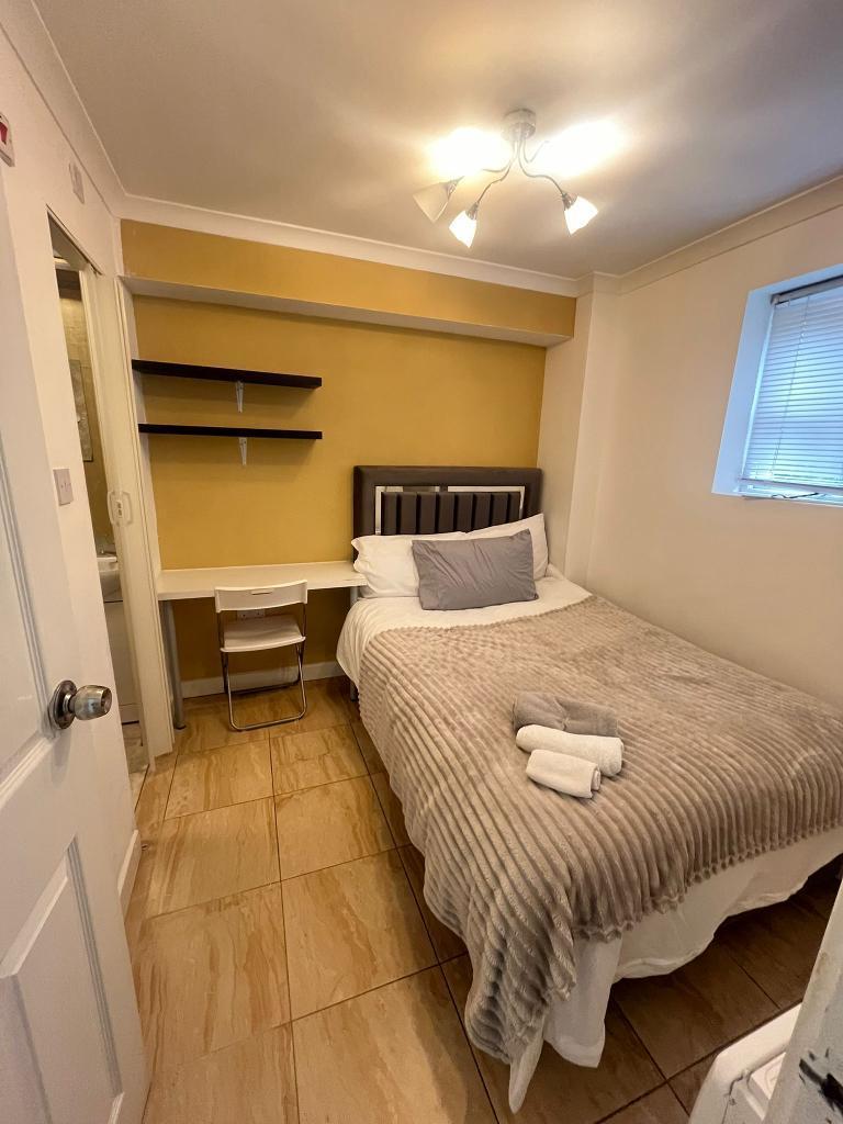 3 Bedroom Flat to Rent in Bow, E15 2PZ