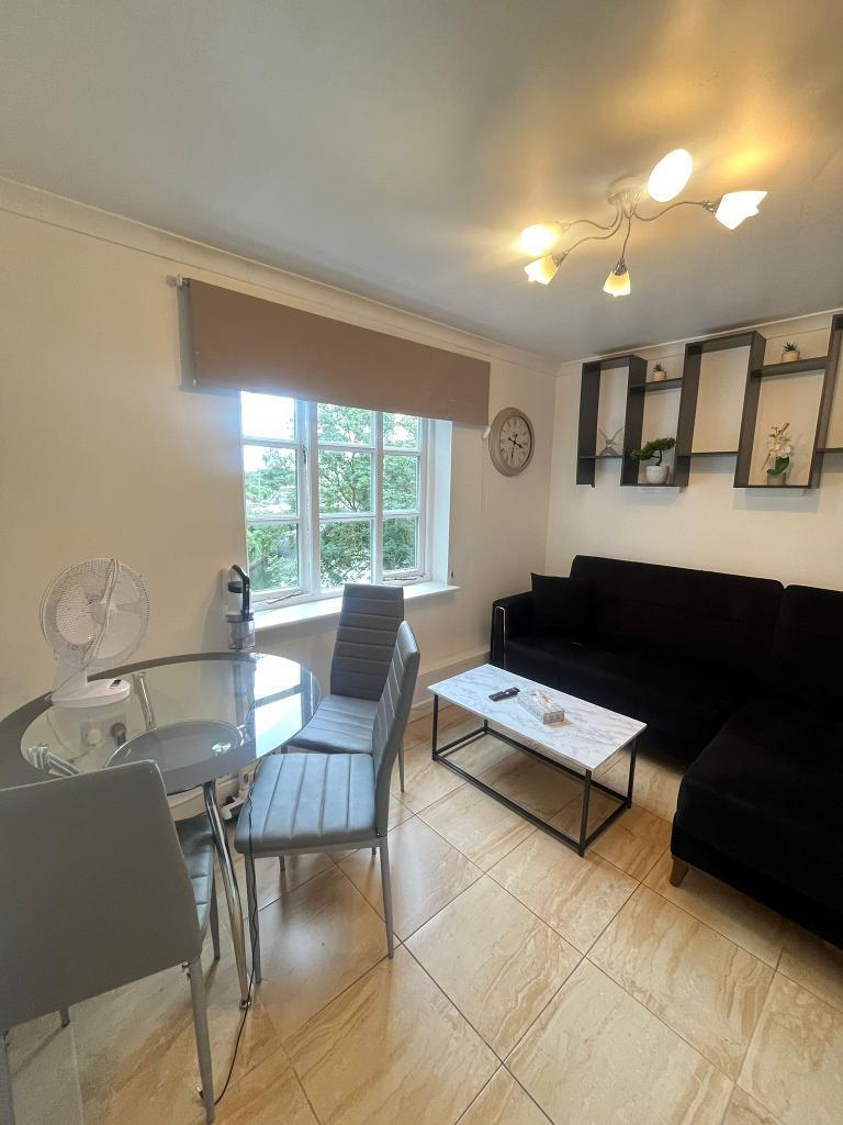 3 Bedroom Flat to Rent in Bow, E15 2PZ