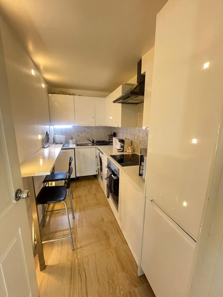 3 Bedroom Flat to Rent in Bow, E15 2PZ