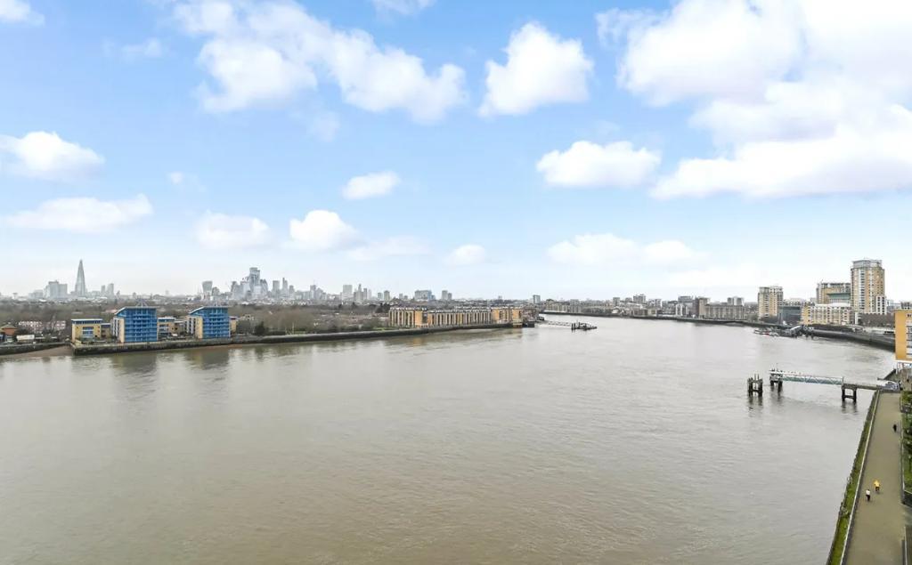 2 Bedroom Apartment for Sale in Canary Wharf, South Quay, E14 8JX