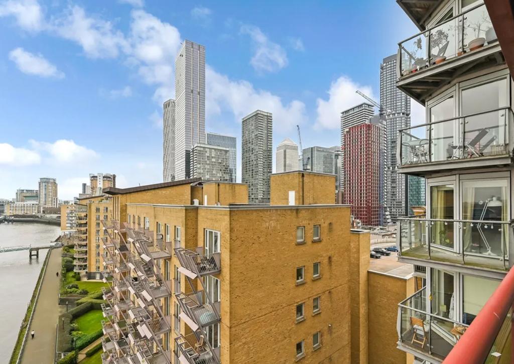 2 Bedroom Apartment for Sale in Canary Wharf, South Quay, E14 8JX
