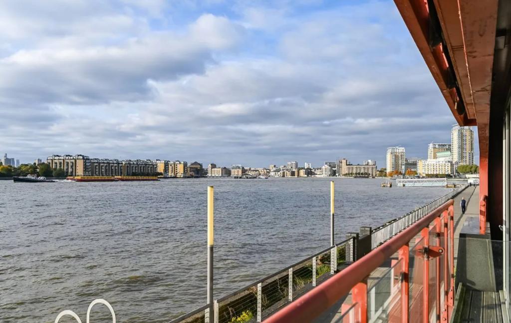 2 Bedroom Apartment for Sale in Canary Wharf, South Quay, E14 8JX