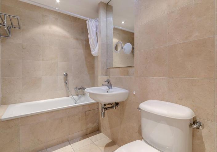 3 Bedroom Apartment to Rent in Canary Wharf, South Quay, E14 8SB