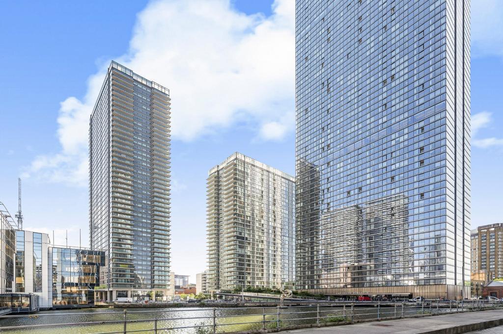 1 Bedroom Apartment to Rent in Canary Wharf, South Quay, E14 9AL