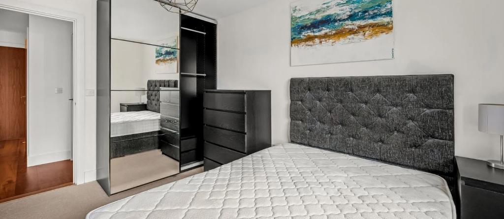1 Bedroom Apartment for Sale in London, E14 9BL