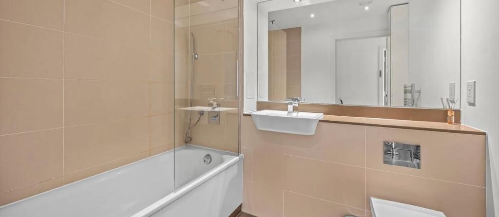 1 Bedroom Apartment for Sale in London, E14 9BL