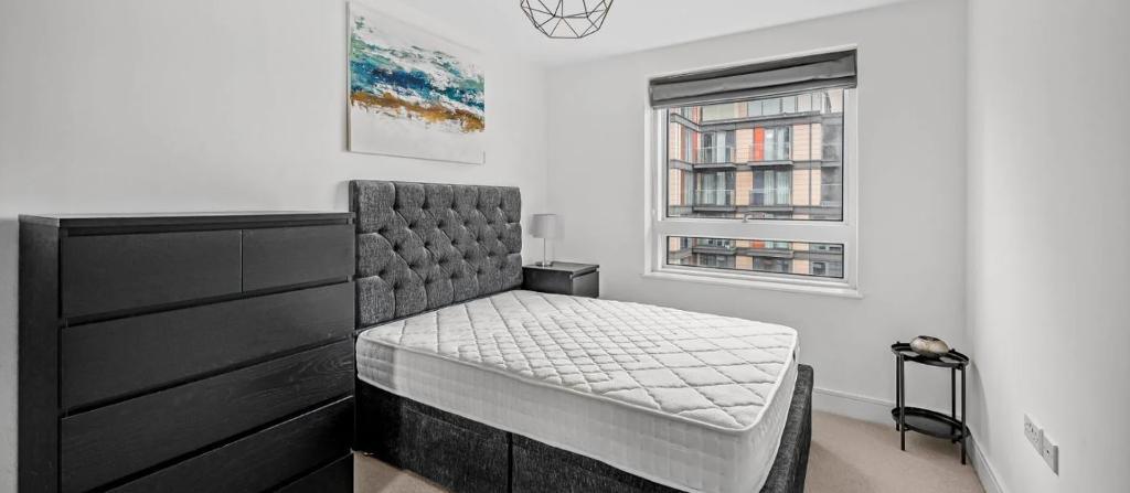 1 Bedroom Apartment for Sale in London, E14 9BL