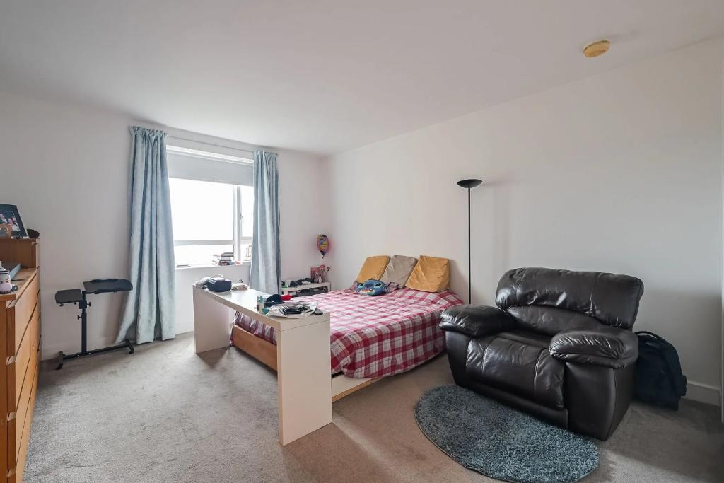 3 Bedroom Apartment to Rent in Canary Wharf, E14 8SB