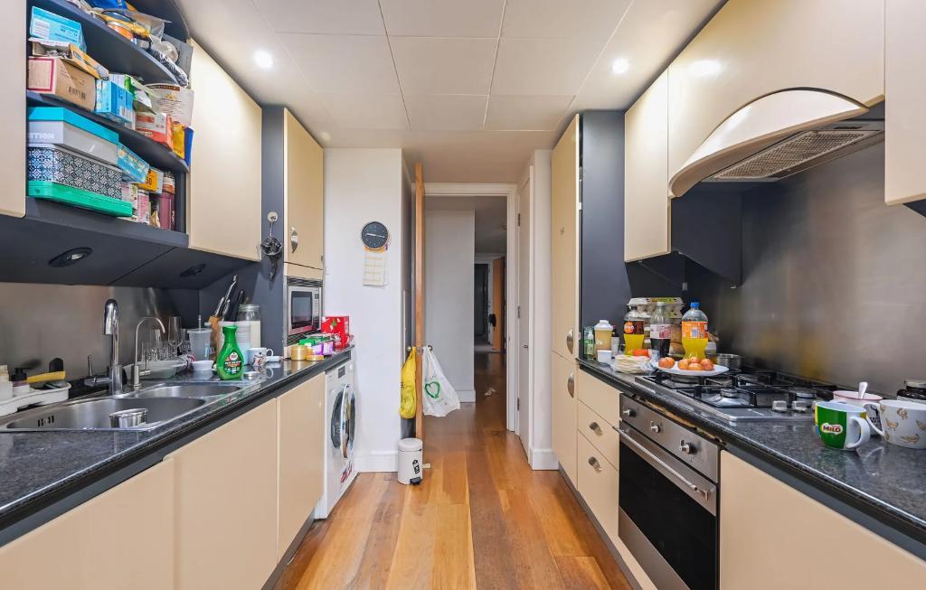 3 Bedroom Apartment to Rent in Canary Wharf, E14 8SB