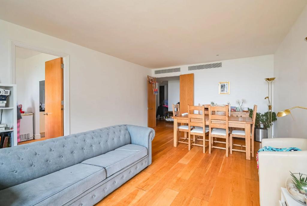3 Bedroom Apartment to Rent in Canary Wharf, E14 8SB