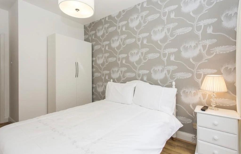 2 Bedroom Apartment to Rent in Farringdon, London, EC1A 7ES