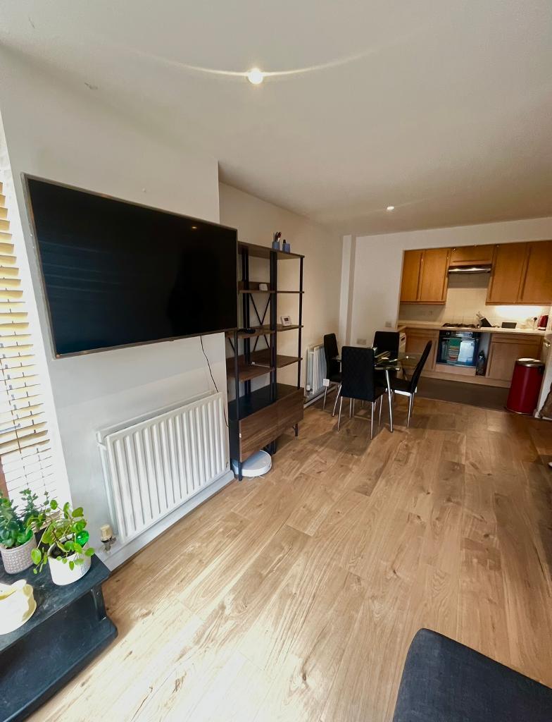 2 Bedroom Flat to Rent in Canary Wharf,South Quay, E14 9LB
