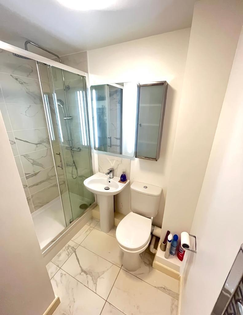 2 Bedroom Flat to Rent in Canary Wharf,South Quay, E14 9LB