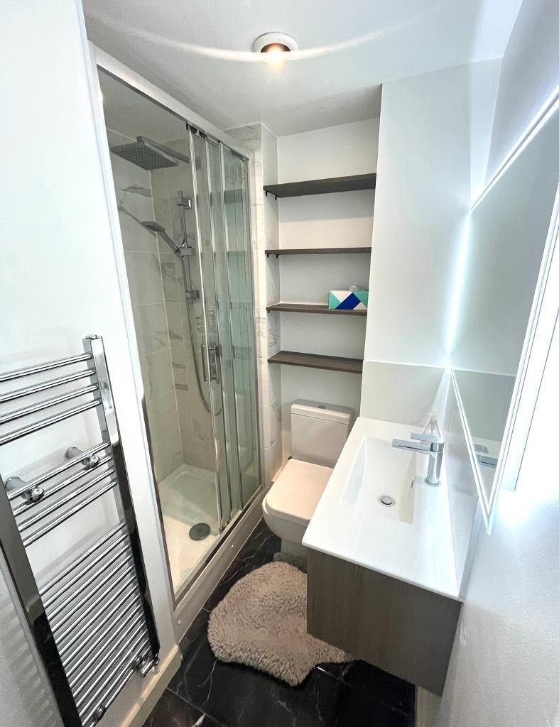 2 Bedroom Flat to Rent in Canary Wharf,South Quay, E14 9LB