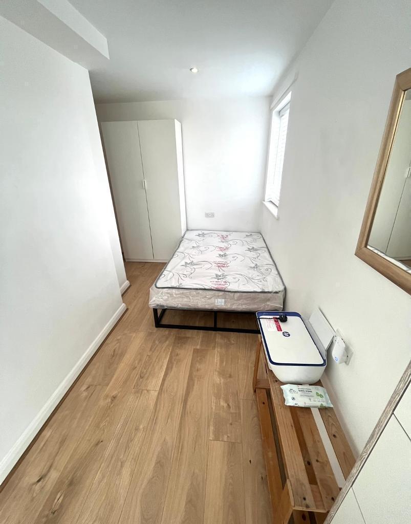 2 Bedroom Flat to Rent in Canary Wharf,South Quay, E14 9LB