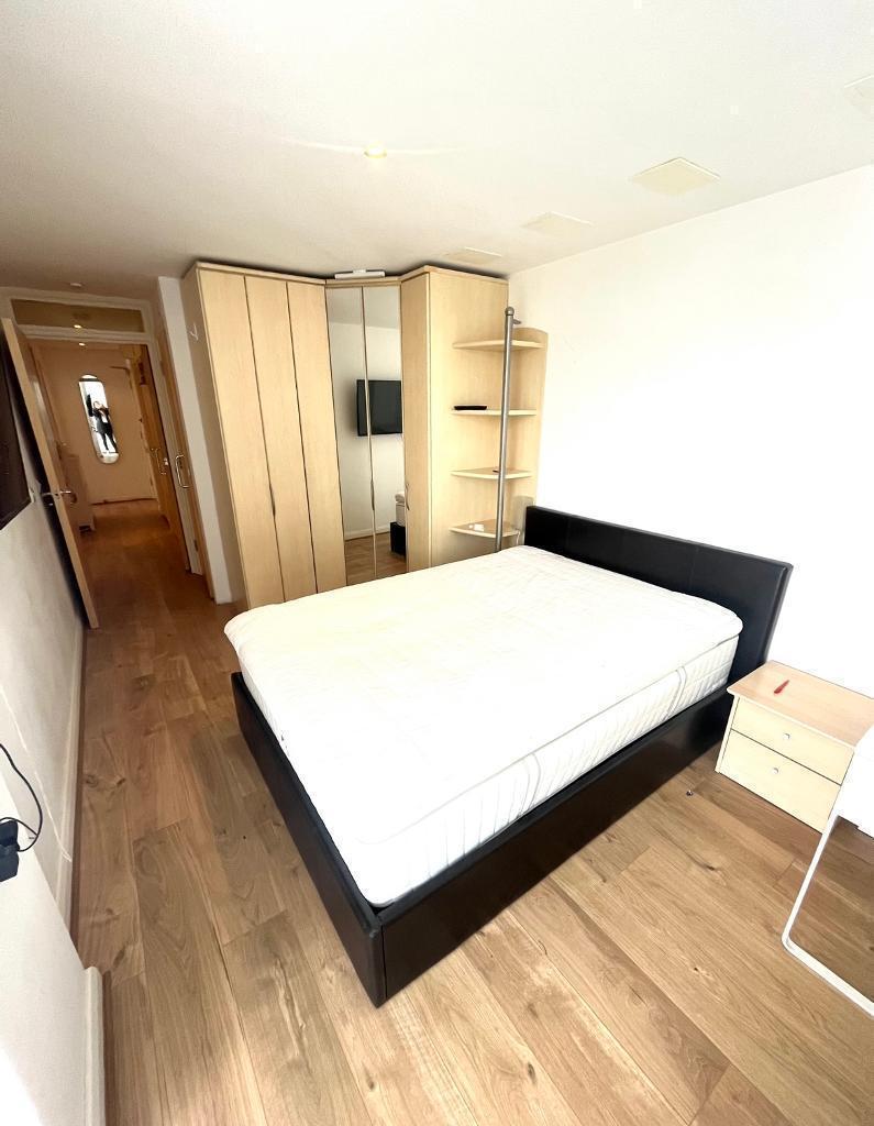 2 Bedroom Flat to Rent in Canary Wharf,South Quay, E14 9LB