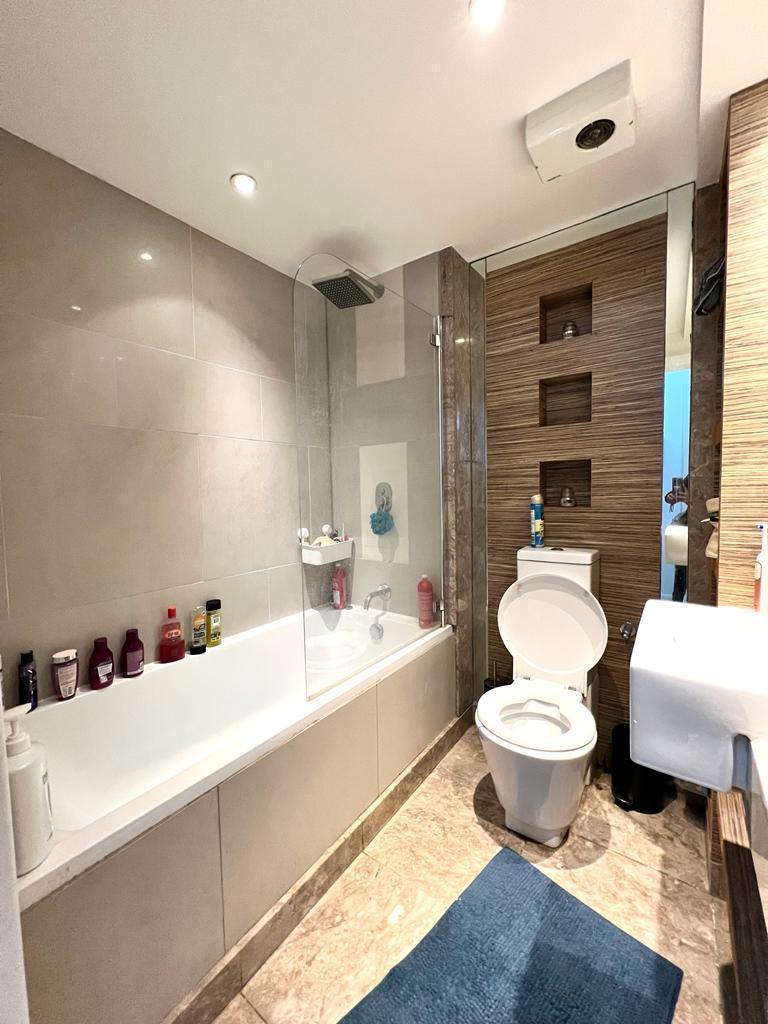 2 Bedroom Apartment to Rent in Canary Wharf, E14 9LS