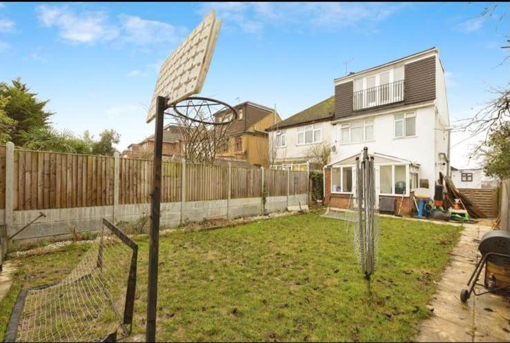 3 Bedroom Semi-Detached to Rent in London, IG5 0QF
