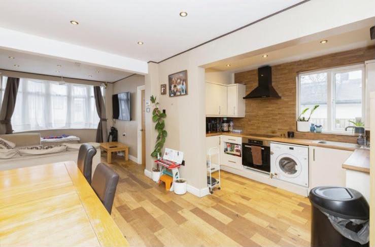 3 Bedroom Semi-Detached to Rent in London, IG5 0QF