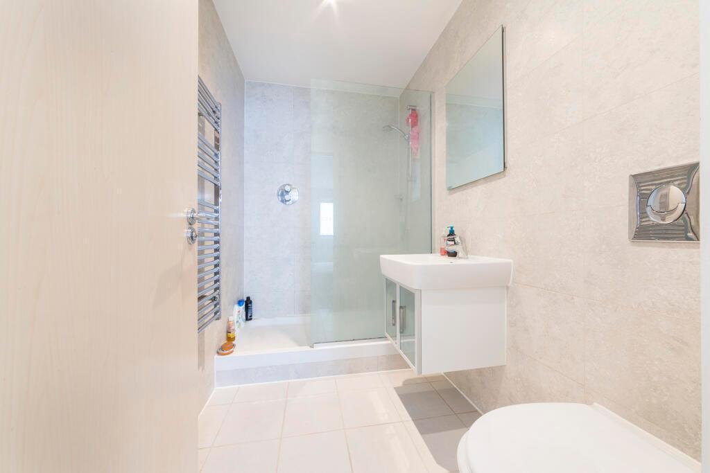 3 Bedroom Flat to Rent in Royal Victoria Docks, E16 1BN