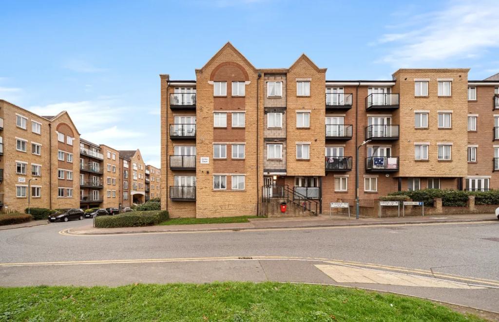 2 Bedroom Flat for Sale in Gravesend, DA11 9AH