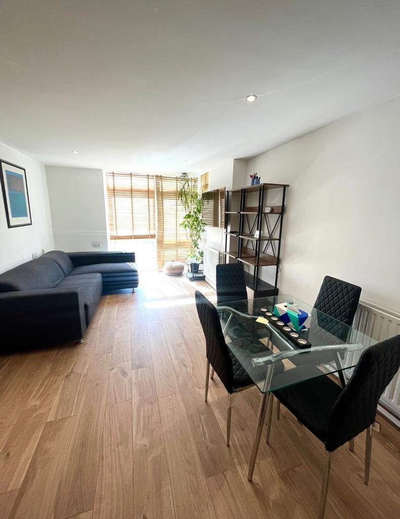 2 Bedroom Apartment for Sale in Canary Wharf, South Quay, E14 9LB