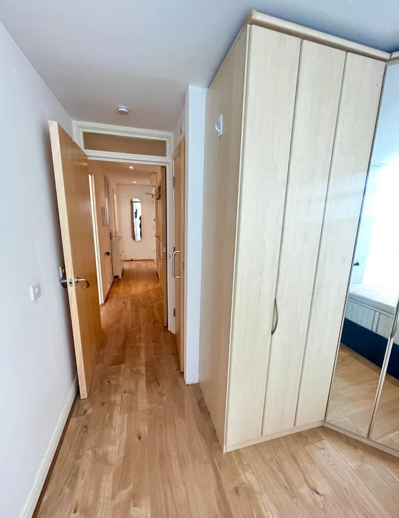 2 Bedroom Apartment for Sale in Canary Wharf, South Quay, E14 9LB
