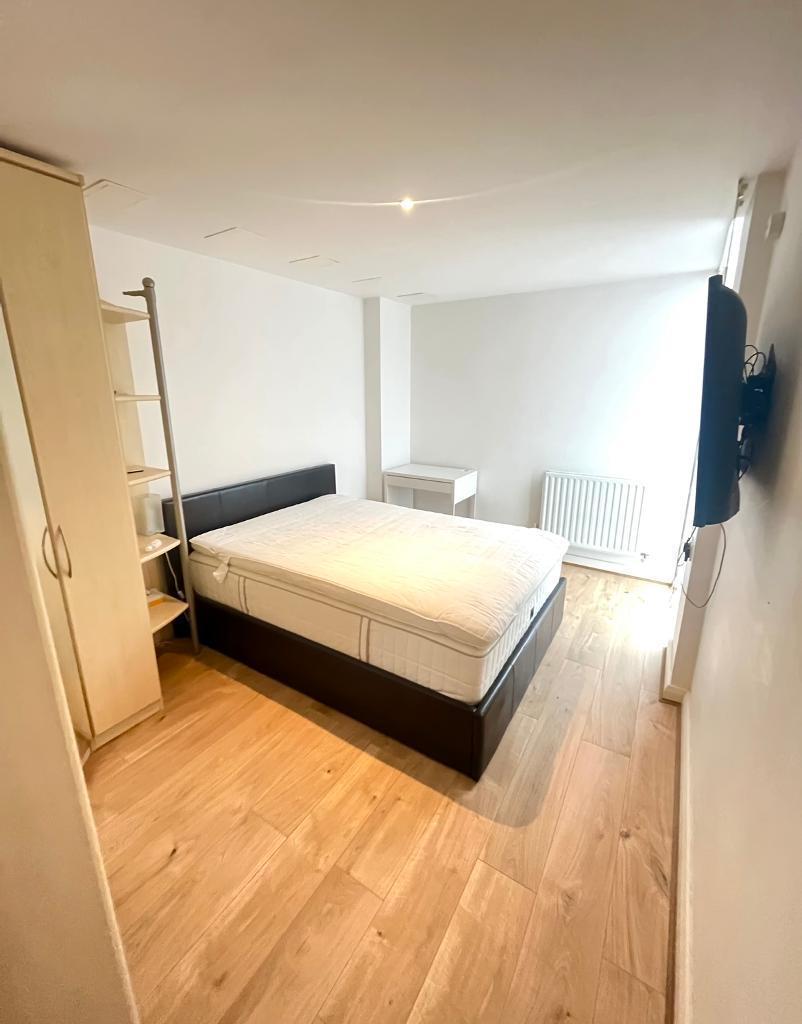 2 Bedroom Apartment for Sale in Canary Wharf, South Quay, E14 9LB