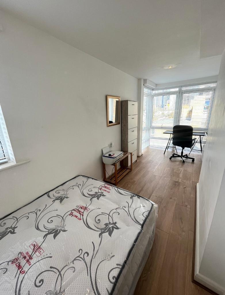 2 Bedroom Apartment for Sale in Canary Wharf, South Quay, E14 9LB