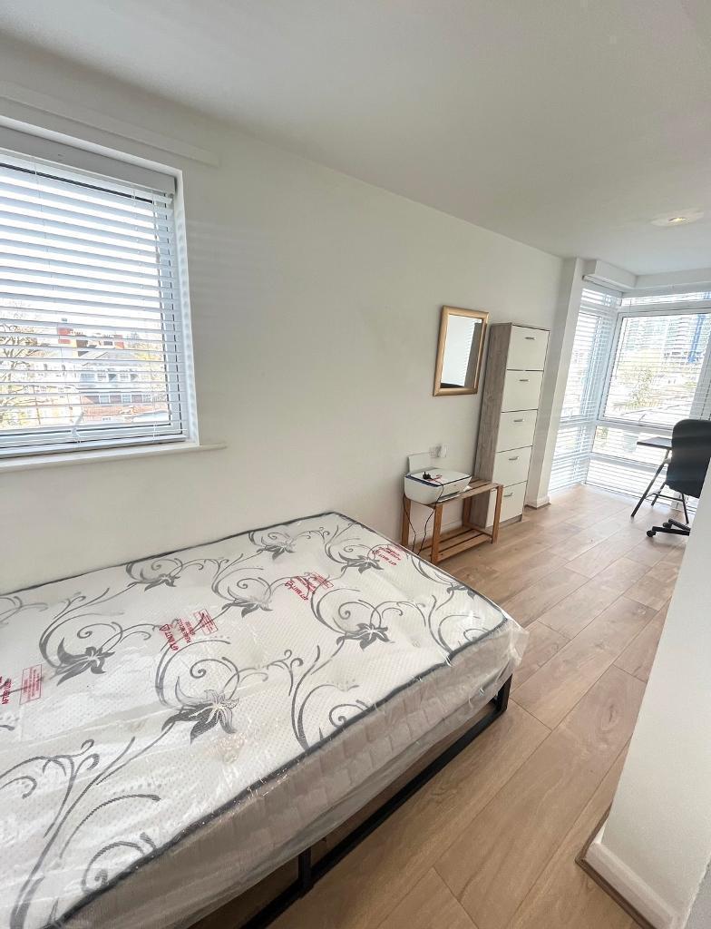 2 Bedroom Apartment for Sale in Canary Wharf, South Quay, E14 9LB