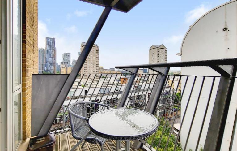 2 Bedroom Apartment for Sale in Canary Wharf, E14 8JR