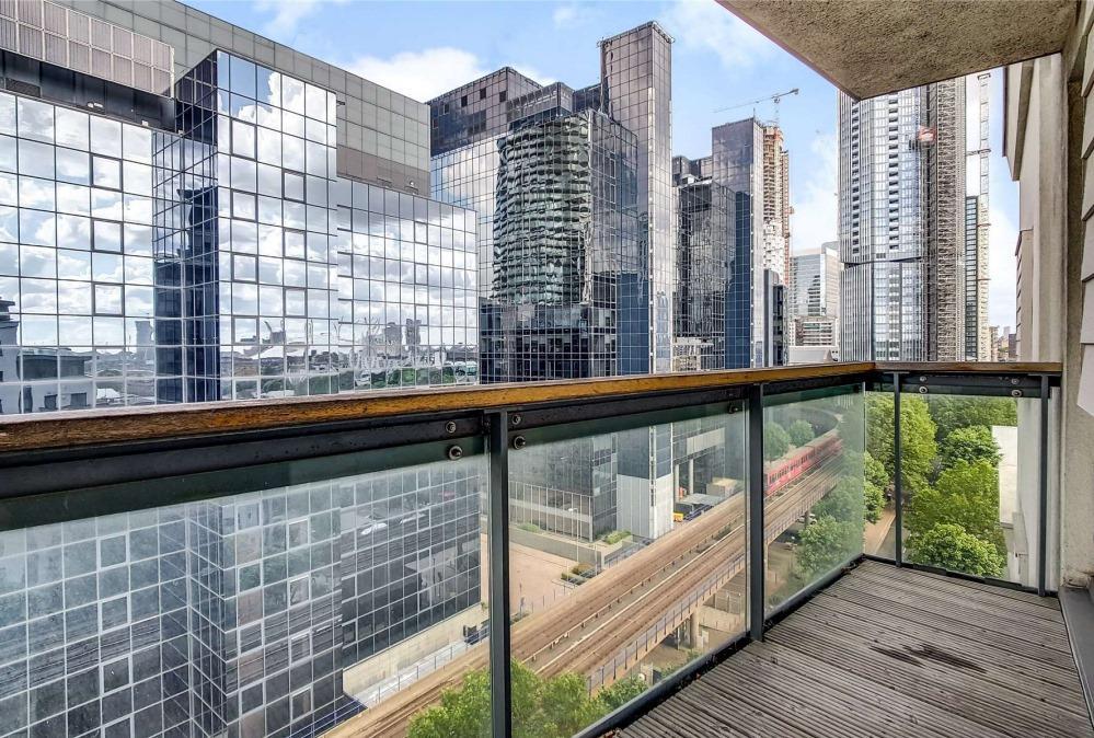 2 Bedroom Flat for Sale in Crossharbour, South Quay, E14 9LS