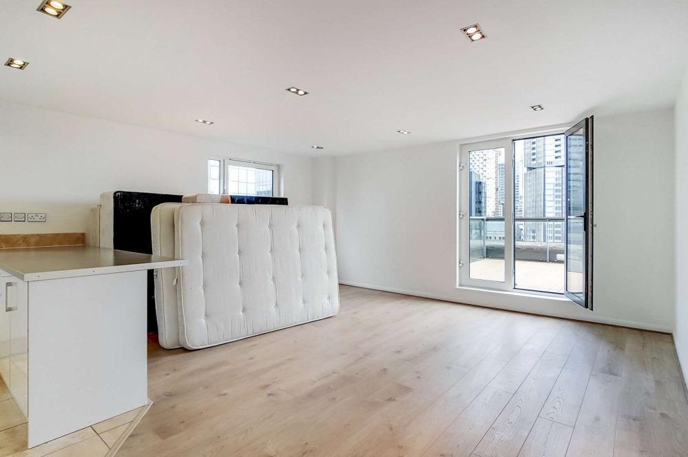 2 Bedroom Flat for Sale in Crossharbour, South Quay, E14 9LS