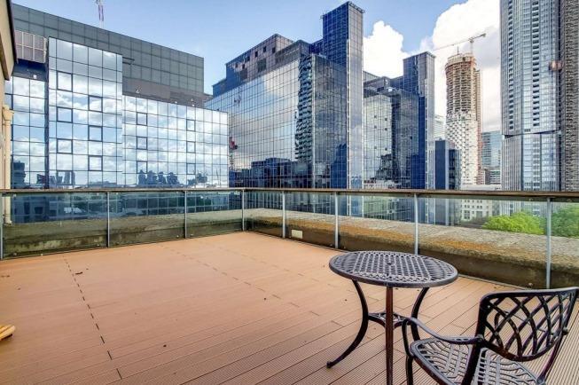 2 Bedroom Flat for Sale in Crossharbour, South Quay, E14 9LS
