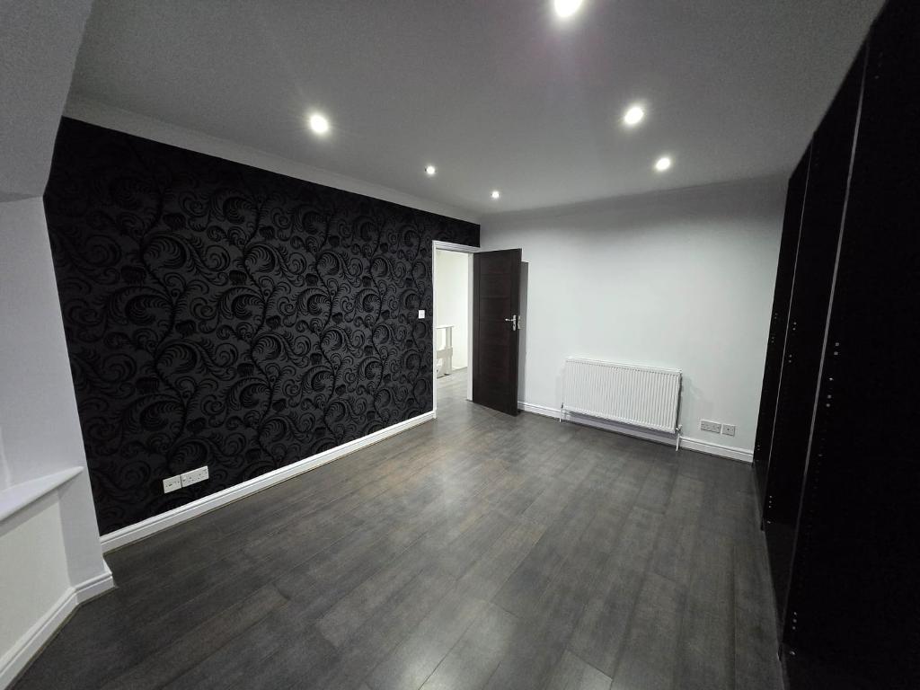 3 Bedroom Detached to Rent in Ilford, IG3 9DB