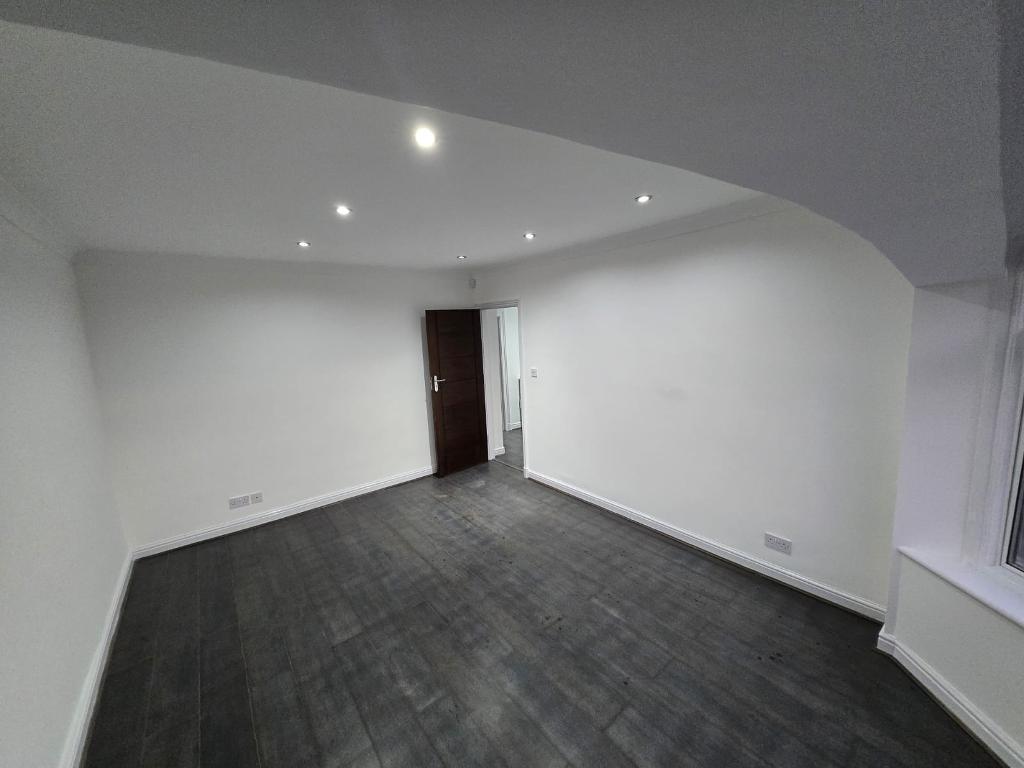 3 Bedroom Detached to Rent in Ilford, IG3 9DB