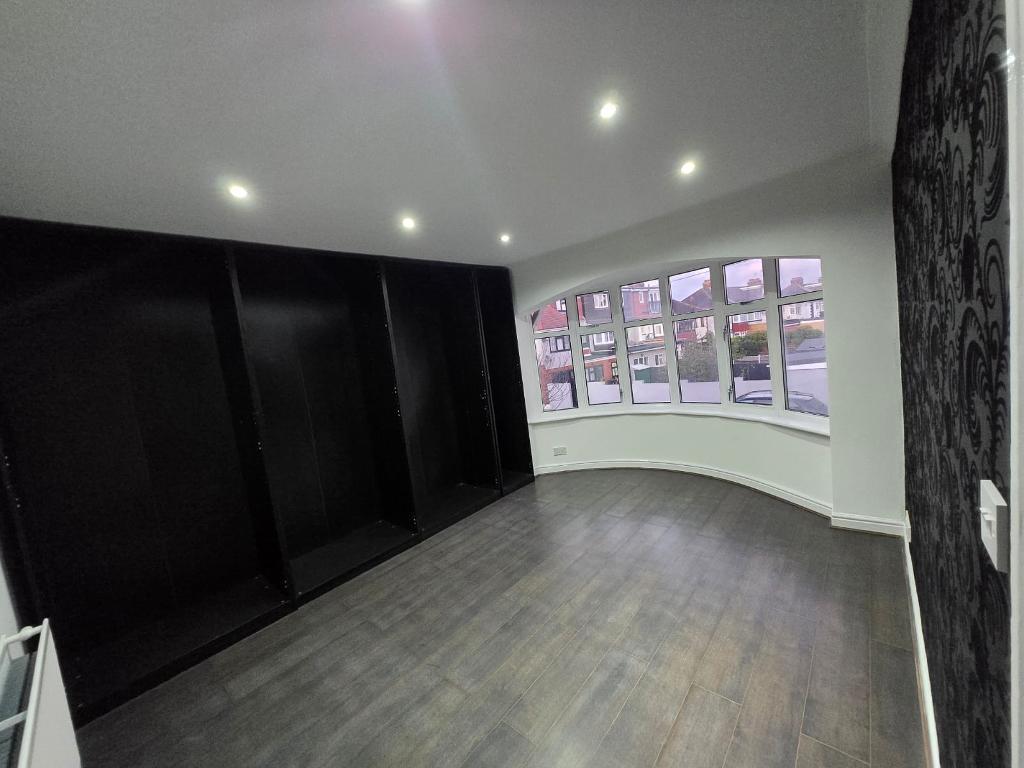 3 Bedroom Detached to Rent in Ilford, IG3 9DB