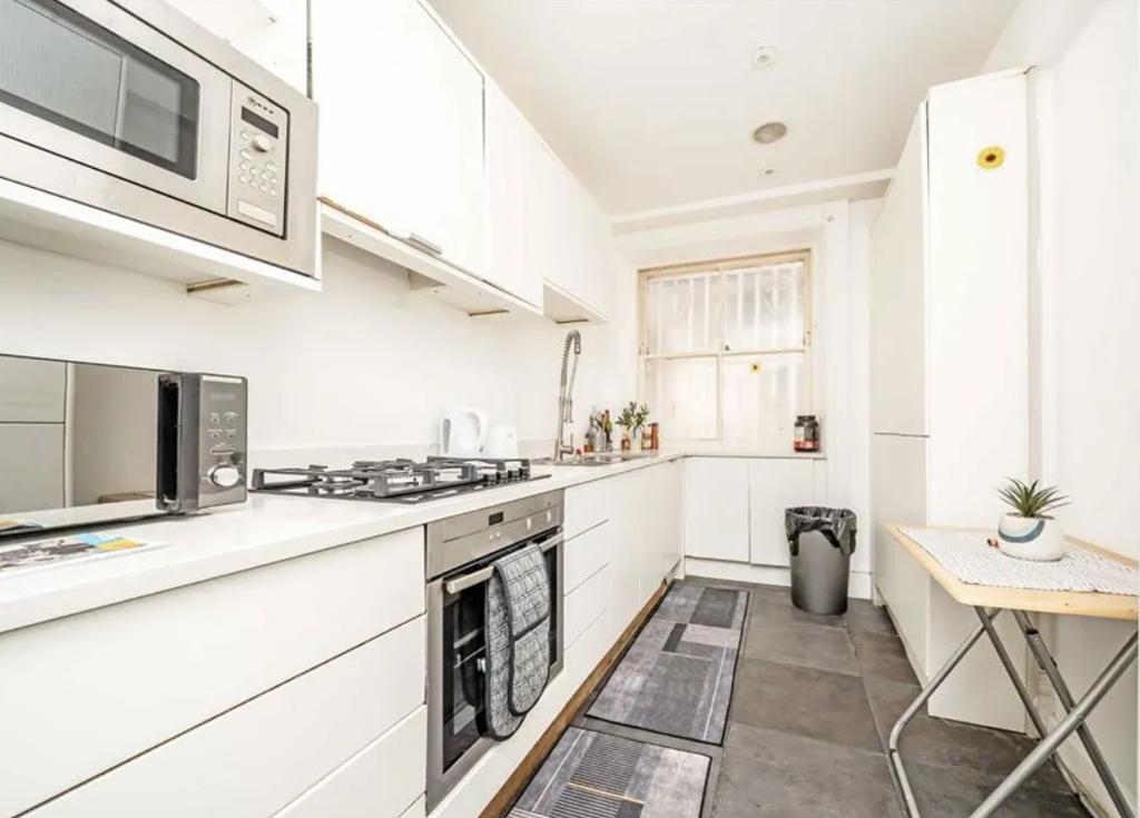 Hyde Park Mansions, Cabbell Street, Marylebone, Hyde Park, Regents Park, London, NW1 5AY