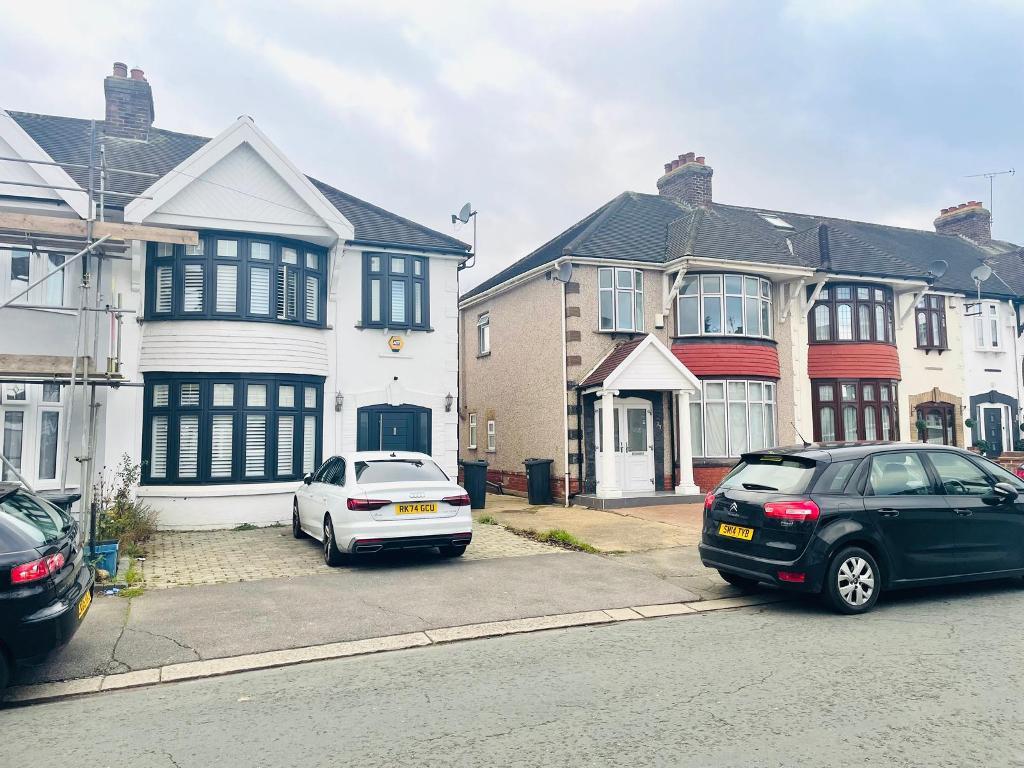 Sandhurst Drive, Seven Kings, Ilford, London, IG3 9DB